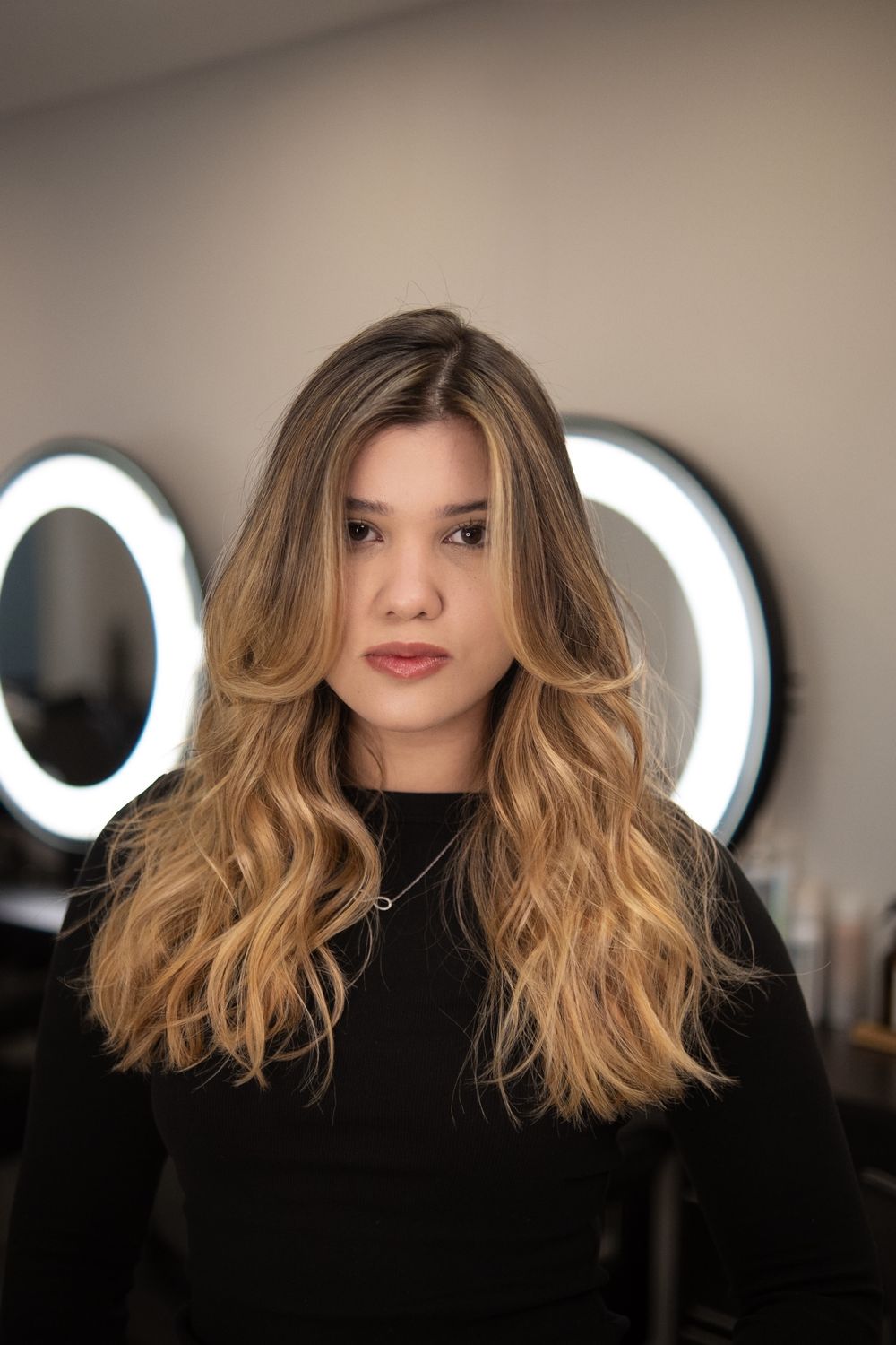 Balayage loiro dourado em cabelo longo e ondulado