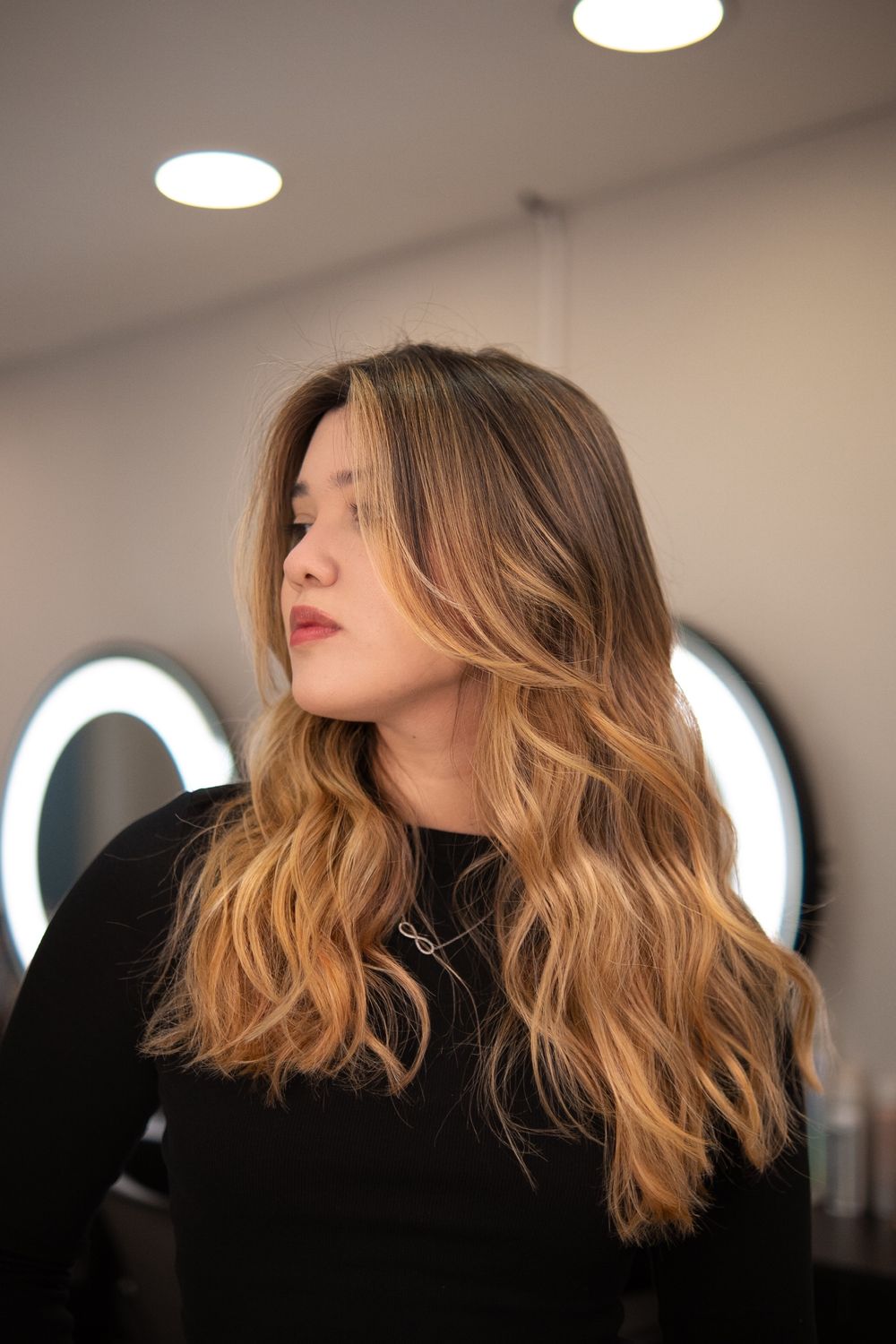 Loiro dourado com ondas e raiz natural