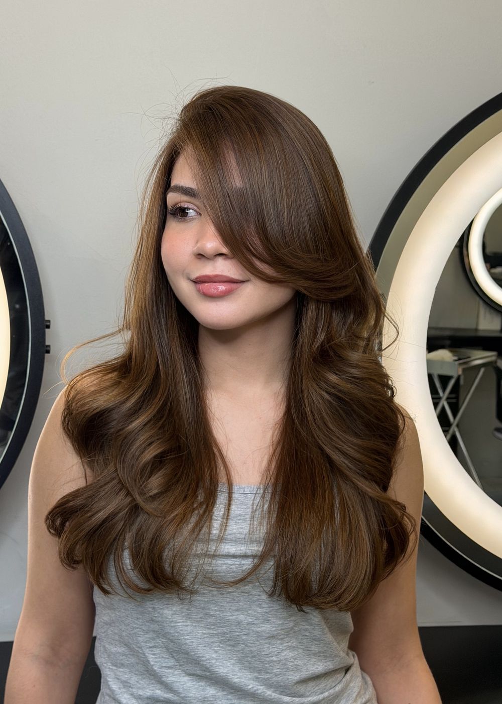 Corte feminino longo com camadas e movimento