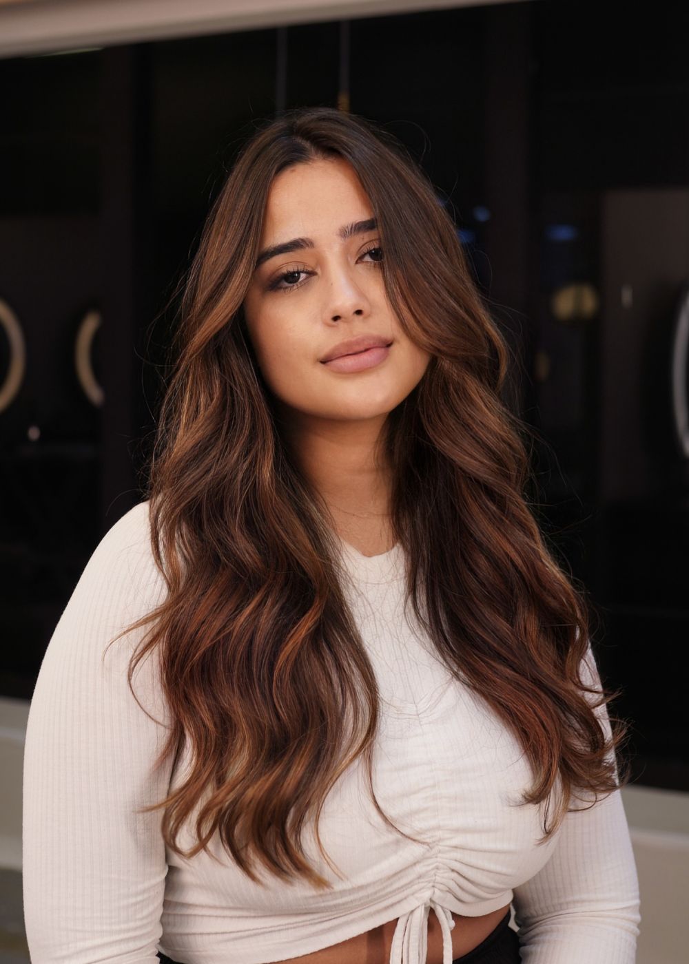 Cabelo caramelo em camadas com ondas suaves