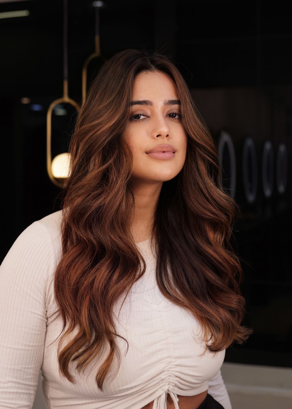 Morena iluminada chocolate com ondas longas