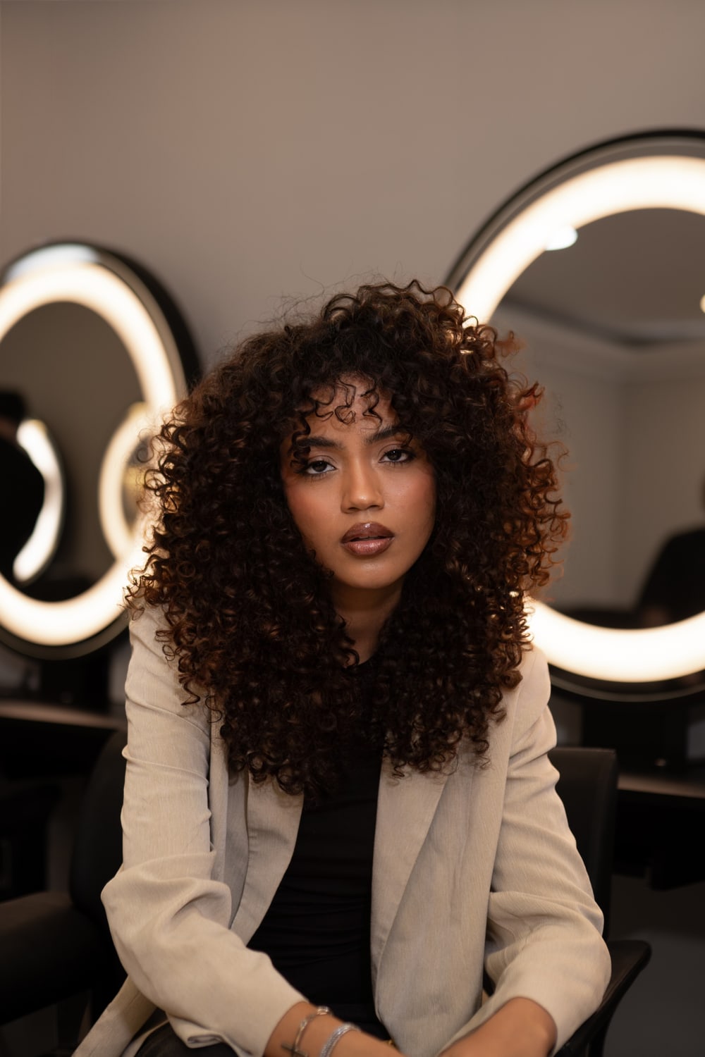 Cabelo cacheado longo com definição, volume e pontos de luz