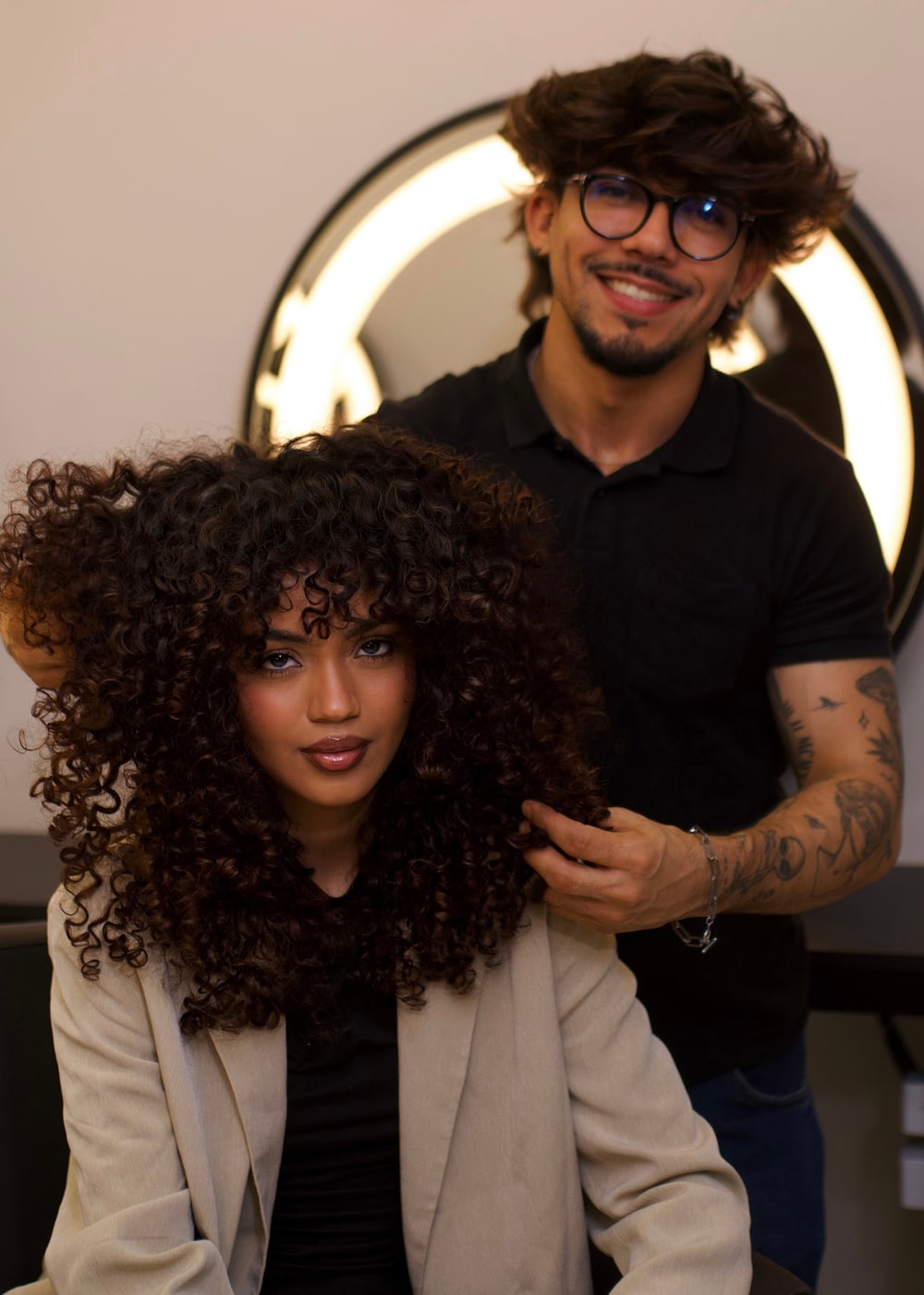 Sávio apresentando o resultado de um cabelo cacheado volumoso