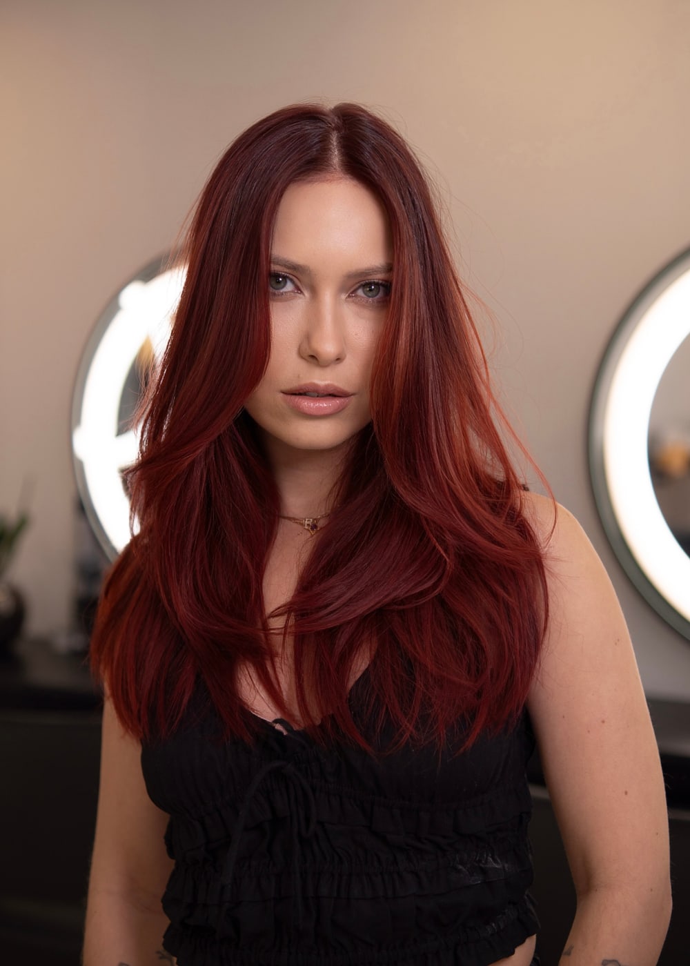 Ruivo cherry intenso com camadas longas e acabamento brilhante