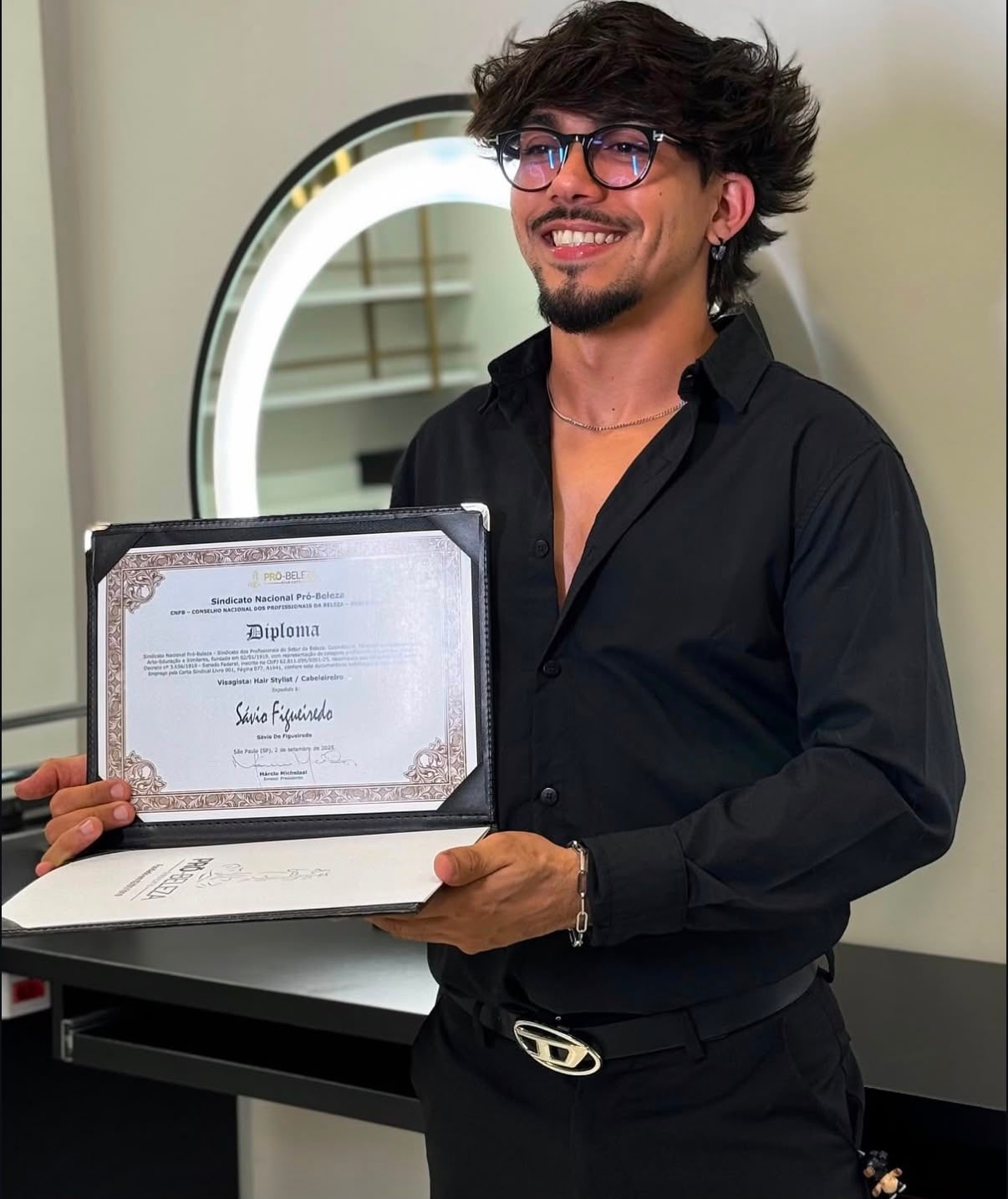 Sávio Figueiredo com diploma profissional de cabeleireiro